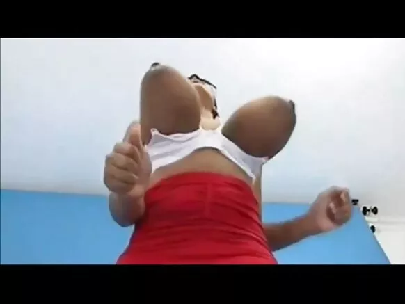 Sexy noir skinny porno avec tets grands bouncing, ébène gotte lait.