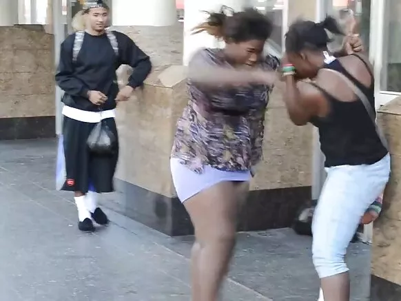 Clash de bbws et xxx mulatos avec capuches.