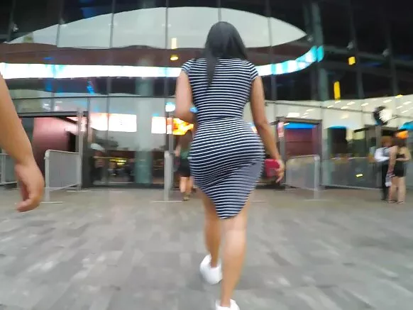 Asseur voyeur grand en robe noir serré.
