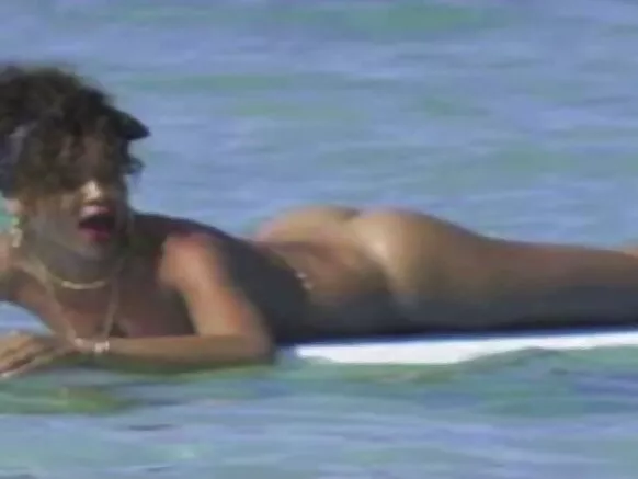 Rihanna sans censuré serrés grands tettes hd.