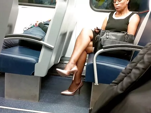 Dame noire mature avec talons sexy, pieds noirs xxx et haute.