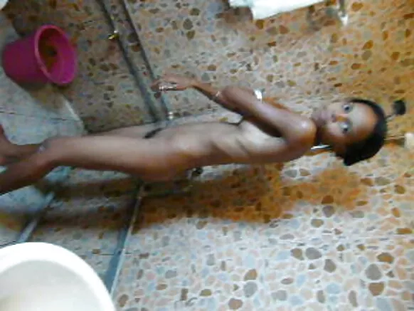 Slim noir rasé pussy nian sran ble’m be gbanflɛn nin talua me vidéo porno ka naan w’a ju.