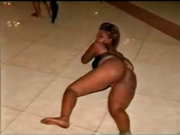 Tanzanien Club Grande Botte Noire Nu 2 Nudi Publique.