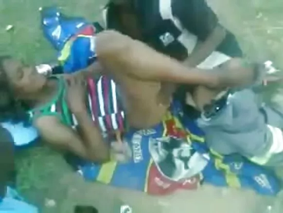 Afrique du Sud lɔ bla ble m’ɔ siman like’n, ɔ man tekle bla’n i wun.